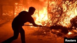 加州居民巴克雷阻止大火向邻居的房屋蔓延（2018年11月9日）