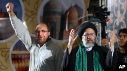 ابراهیم رییسی (راست) یکی از نامزدان تایید شدهٔ انتخابات ریاست جمهوری ایران