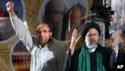 강경 이슬람 성직자인 에브라힘 라이시(오른쪽) 이란 대통령 후보가 16일 지지선언과 함께 후보를 사퇴한 모하마드 바게르 갈리바프 테헤란 시장과 함께 이맘 호메이니 사원 앞에서 유세를 벌이고 있다. 