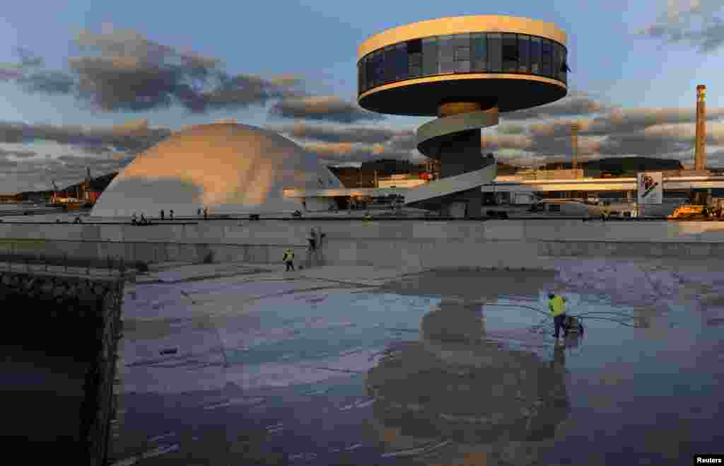 Un grupo de trabajadores revisan los últimos detalles del complejo cultural en Avilés diseñado por Niemeyer, quien falleció a la edad de 104 años.