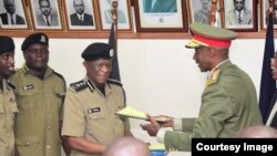 IGP mpya Okoth Ochola (kushoto) akikabidhiwa ofisi na IGP wa zamani Jenerali Kale Kayihura 