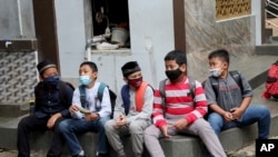 Murid-murid mengenakan masker untuk mencegah perebakan virus corona di sekolah Nurul Amal, Tangerang, Indonesia (dok: AP/Tatan Syuflana)