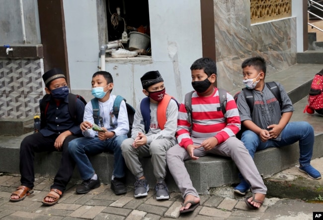 Murid-murid mengenakan masker untuk mencegah perebakan virus corona di sekolah Nurul Amal, Tangerang, Indonesia (dok: AP/Tatan Syuflana)