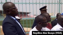 Mbaye Jacques Diop, Conseiller technique au ministère des sports, centre, à côté du ministre des Sports Matar Ba, à gauche, en visite d'inspection au Stade Demba Diop, Dakar, samedi 14 octobre 2017. (VOA/Seydina Aba Gueye)