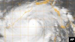 Le cyclone Phailin se rapprochant de la côte du golfe du Bengale