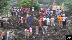 Petugas penyelamat mencari para korban yang tertimbun sampah longsor di Maputo, Mozambik, Senin (19/2). 