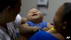 지난 2월 브라질 주앙페소아의 시각 장애인 치료기관에서 소두증 증상의 아기가 물리치료를 받고 있다. (자료사진)