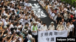 7月17日下午，香港數以千計的老年人舉行銀髮族白衣靜默遊行，聲援年輕人反抗逃犯條例修訂的反送中運動。（美國之音海彥拍攝） 