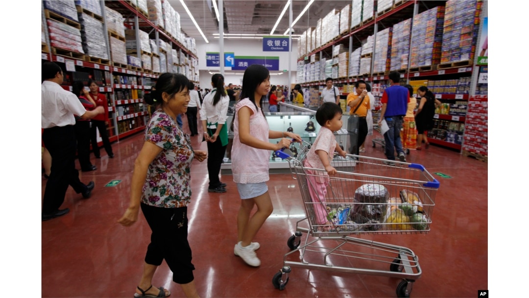 顾客们在广州的沃尔玛商店。中国人的“三观”包括价值观