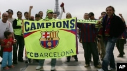 Des supporters de Barcelone arborent une banderole de leur équipe près de la tour Eiffel à Paris, France, 17 mai 2006.