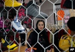 Pendiri klub olahraga Jiddah United Lina Almaeena di toko miliknya di Jeddah, Arab Saudi.