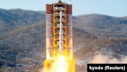 這張日本共同社發表的照片顯示朝鮮遠程火箭從西海發射場升空。 （2016年2月7日）