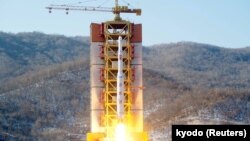 这张日本共同社发表的照片显示朝鲜远程火箭从西海发射场升空。（2016年2月7日）