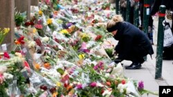 Dân chúng đặt hoa bên ngoài giáo đường Do Thái trong thủ đô Copenhagen, nơi bị hung thủ tấn công