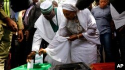 Le 23 février 2019, le principal candidat de l'opposition à la présidentielle, Atiku Abubakar, a voté au bureau de vote d'Ajiya à Yola, dans l'État d'Adamawa, au Nigéria.
