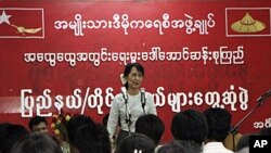 ျမန္မာ့ဒီမိုကေရစီ ေခါင္းေဆာင္ ေဒၚေအာင္ဆန္းစုၾကည္ လူငယ္မ်ားႏွင့္ ေတြ႕ဆုံပြဲတြင္ အမွာစကား ေျပာၾကားေနစဥ္။ ေဖေဖာ္၀ါရီ ၈၊ ၂၀၁၁။