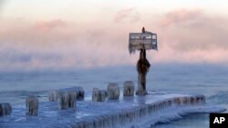 La luz del puerto está cubierta por la nieve y el hielo en el lago Michigan en 39th Street Harbor, el miércoles, en Chicago.