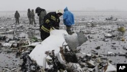 Nhân viên Bộ Khẩn cấp Nga điều tra hiện trường vụ rơi chiếc máy bay của hãng FlyDubai ở sân bay Rostov-on-Don, cách Moscow khoảng 950 km về phía nam, hôm 19/3. 