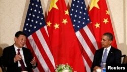 شی جین‌پینگ، رئیس‌جمهوری چین (چپ)، در دیدار با رئیس جمهوری آمریکا، باراک اوباما، در حاشیه اجلاس امنیت هسته ای در هلند – ۴ فروردين ۱۳۹۳ (۲۴ مارس ۲۰۱۴) 