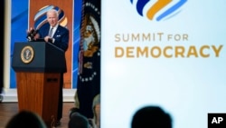 Predsjednik Joe Biden drži završnu riječ na virtuelnom samitu za demokratiju, u dvorani South Court Auditorium u kampusu Bijele kuće, 10. decembra 2021. u Washingtonu.