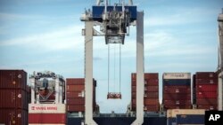 Une grue se prépare à charger un porte-conteneurs au port de Savannah, en Géorgie, le 5 juillet 2018.