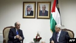 Ðặc sứ Hoa Kỳ George Mitchell (trái) gặp Tổng thống Palestine Mahmoud Abbas tại Ramallah, ngày 14/12/2010