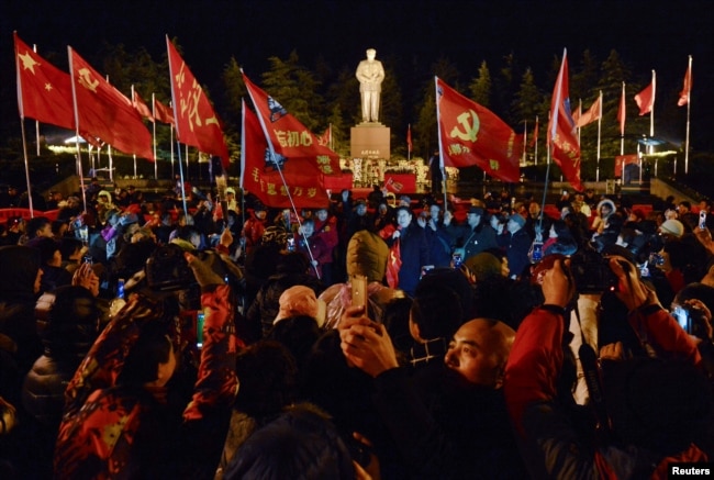 中国民众汇集在湖南韶山毛泽东故居庆祝这位前领导人诞辰123周年。 （2016年12月25日）