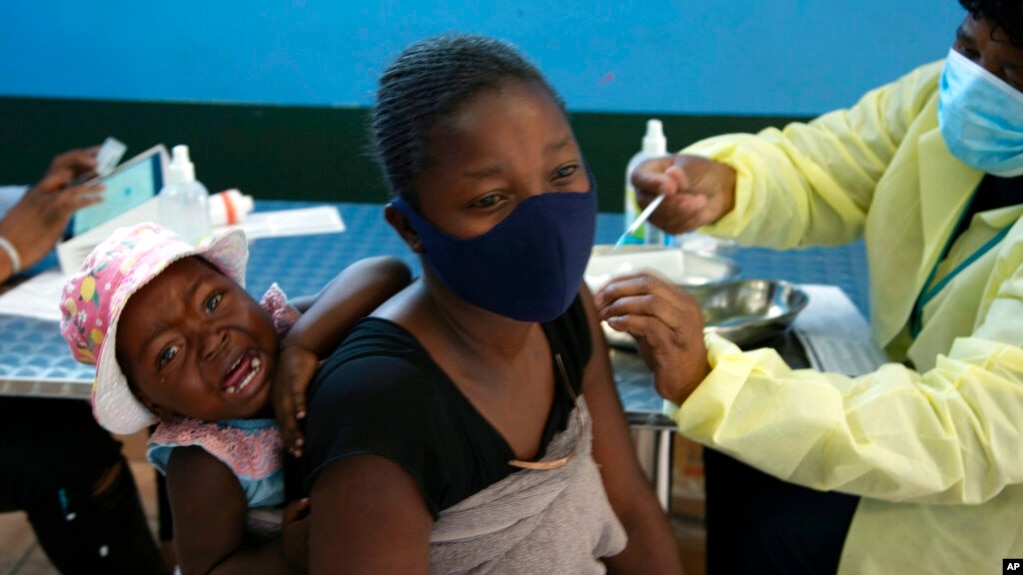 一名母亲在南非约翰内斯堡附近的迪普斯洛特镇接受接种新冠疫苗（2021年10月21日）(photo:VOA)