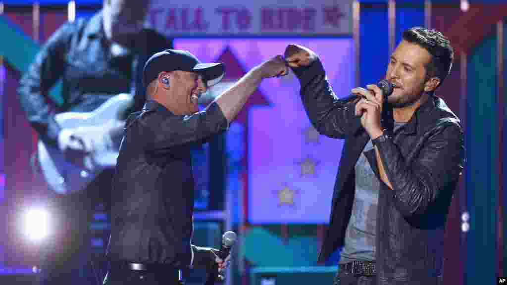 Le célèbre chanteur américain Luke Bryan (droite), sur scène avec Cole Swindell après avoir remporté le prix du chanteur masculin de l&rsquo;année lors de la cérémonie American Country Countdown Awards. Nashville, 15 décembre 2014. &nbsp;