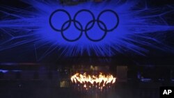 La llama olímpica arde con el fondo de los aros olimpicos durante la ceremonia de clausura de los Juegos Olímpicos de Londres 2012.