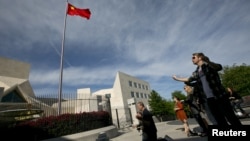 Miembros de la Coalición de Defensa Cristiana participan en una vigilia en las afueras de la embajada de China en Washington, para orar por el disidente chino Chen Guangcheng.