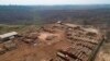 Unos troncos son apilados en un aserradero rodeado de campos recientemente carbonizados y deforestados cerca de Porto Velho, estado de Rondonia, Brasil, 2 de septiembre de 2019. 