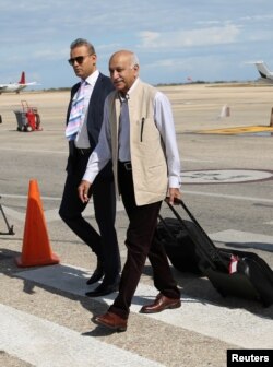 FILE - India's Minister of State for External Affairs M.J. Akbar (front) arrives in Venezuela's Caribbean island of Margarita for the 17th Non-Aligned Summit in Venezuela Sept. 14, 2016. (Miraflores Palace via Reuters)