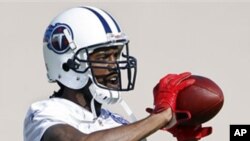 Tennessee Titans wide receiver Randy Moss catches a pass during practice on Wednesday, Nov. 10, 2010, in Nashville, Tenn.