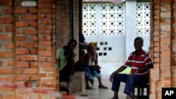 Orang-orang yang dicurigai terpapar virus Ebola menunggu di pusat perawatan di Bikoro, Republik Demokratik Kongo, 13 Mei 2018. (Foto: dok).