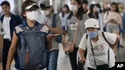 Người Hàn Quốc mang khẩu trang để tránh lây nhiễm MERS tại một ga tàu điện ngầm ở Seoul.