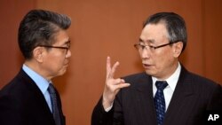 中國朝鮮半島事務特別代表武大偉(右)與南韓朝鮮問題高級官員金弘筠在首爾舉行會談（2017年4月10日）