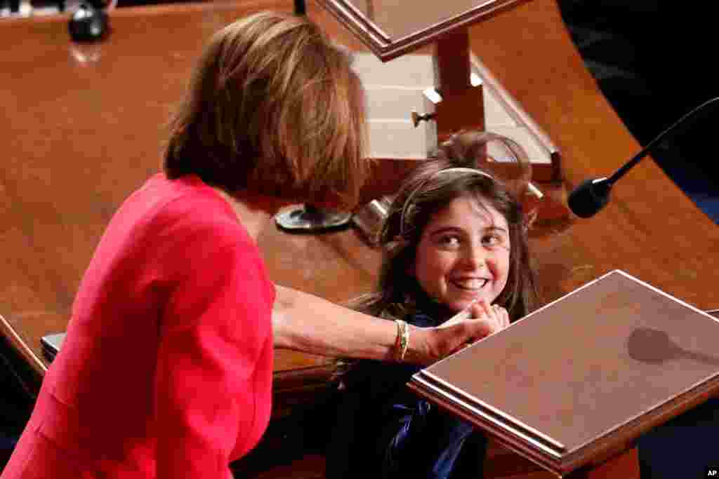 即将成为众议院议长的南希&middot;佩洛西牵着外孙女的手参加第116届国会众议院在众议院会议厅举行的首次会议。（2019年1月3日）