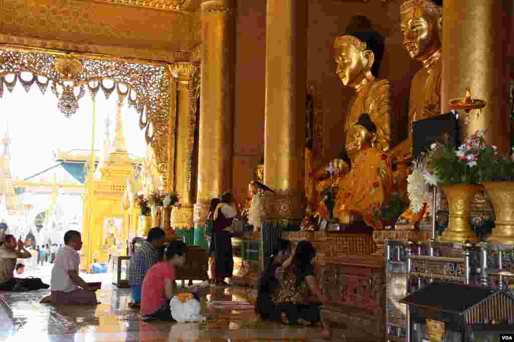 Worshipers face Buddha statues in Shwedegon Pagoda, Rangoon, Burma, November 22, 2012. (D. Schearf/VOA)