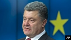 Presiden Ukraina Petro Poroshenko dalam konferensi pers di Brussels (27/6). (AP/Michel Euler)