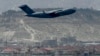 Sebuah pesawat milik Angkatan Udara AS lepas landas dari bandara Kabul, Afghanistan, 30 Agustus 2021. (Aamir QURESHI / AFP)
