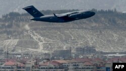 Sebuah pesawat milik Angkatan Udara AS lepas landas dari bandara Kabul, Afghanistan, 30 Agustus 2021. (Aamir QURESHI / AFP)
