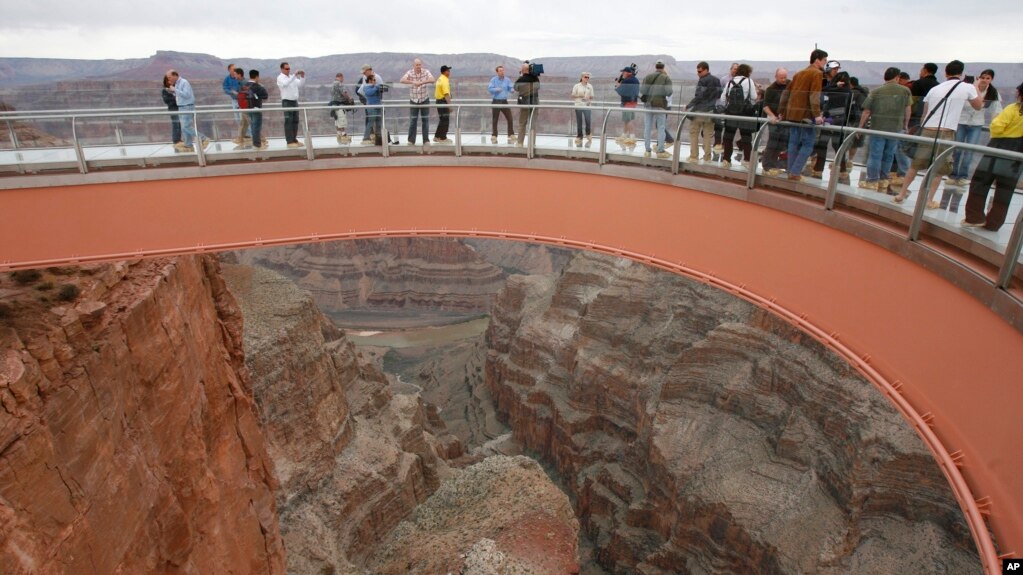 Cầu Skywalk dành cho khách du lịch ở Grand Canyon, Mỹ.