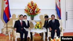 中國外長王毅（左）8月21日在金邊會見柬埔寨首相洪森。