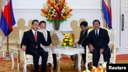 Chinese Foreign Minister Wang Yi (L) meets with Cambodia's Prime Minister Hun Sen in Phnom Penh, August 21, 2013. 