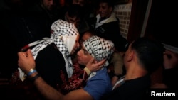 Các tù nhân Palestine vừa được phóng thích ôm hôn thân nhân tại Khan Younis, miền nam Dải Gaza, ngày 31/12/2013.