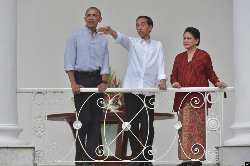 Barack Obama en vacances, à gauche, discute avec le président indonésien Joko Widodo aux côtés de sa femme de Widodo, Iriana, au palais présidentiel de Bogor, Java occidental, Indonésie, 30 juin 2017