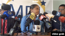 La diputada oficialista Kelly Perfecto se encontraba en Caracas cuando funcionarios de la policía llegaron a su casa materna fuera de la ciudad preguntando por ella. 
