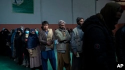 کابل: عالمی ادارہ خوراک کی جانب سے نقدی کی تقسیم کے حصول کے لیے قطار میں کھڑے لوگ۔ 3 نومبر، 2021ء