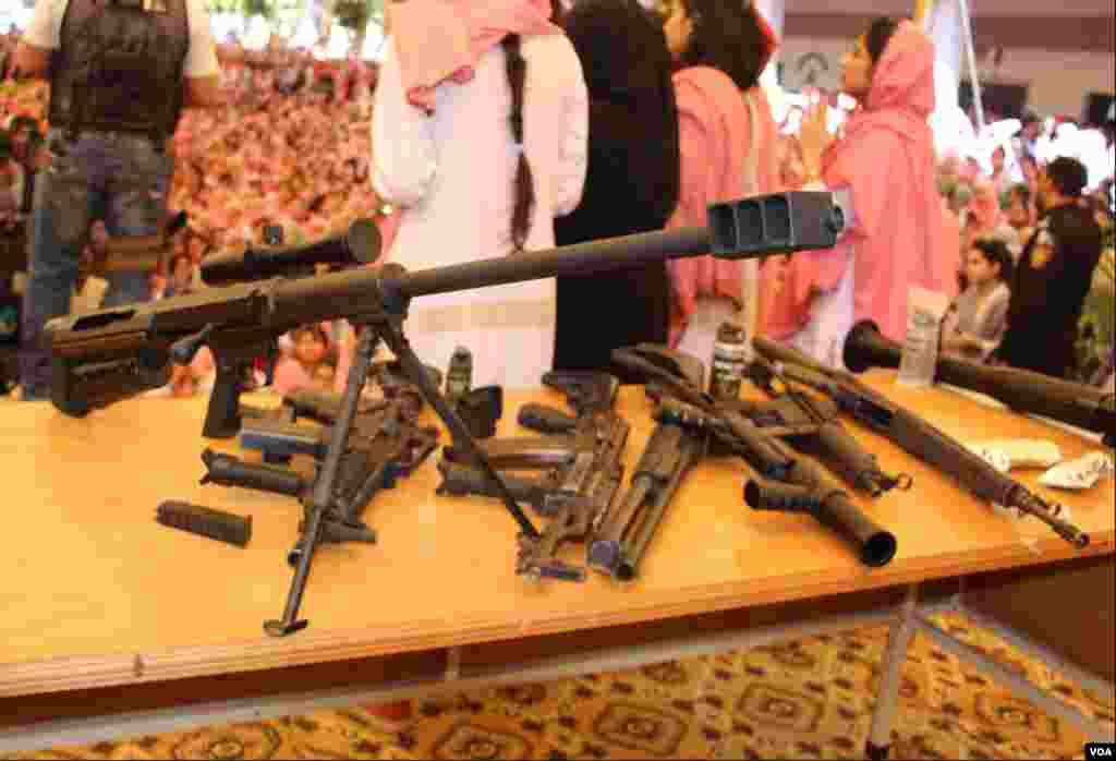کراچی: تربیت کے دوران گرنیڈ بم، راکٹ لانچر، ایس ایم جیز اور دیگر نوعیت کے اسلحے پر لیکچر دیا گیا